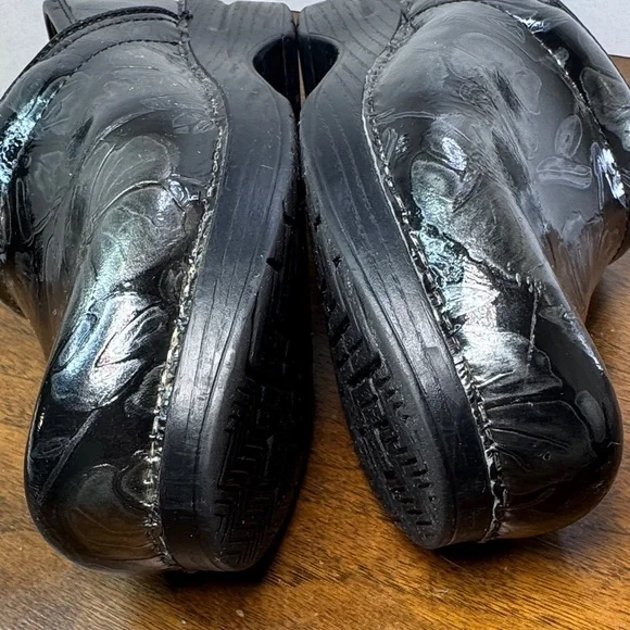 Dansko Tooled Shiny Black Leather Floral Clogs Slip-on Shoes, sz 39, 8-8.5 - Picture 8 of 16